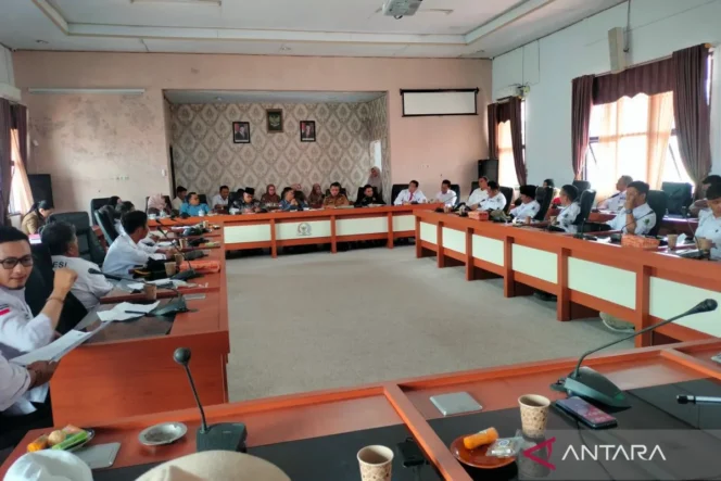 
					Pengurus Asosiasi Pemerintah Desa Seluruh Indonesia (APDESI) Rejang Lebong melakukan audiensi dengan jajaran DPRD Rejang Lebong terkait pemberlakukan PMK Nomor 81 Tahun 2025, di Rejang Lebong, Senin (1/12/2025). (Image courtesy: ANTARA)