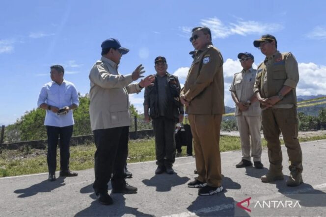 
					Presiden Prabowo Subianto melakukan peninjauan langsung lokasi terdampak banjir di Kutacane, Kabupaten Aceh Tenggara, Aceh, Senin (1/12/2025). (ANTARA/Galih Pradipta)