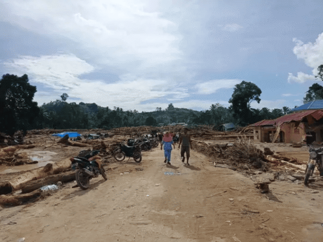 
					Kondisi Desa Garoga pasca diterjang banjir bandang. (Image courtesy: mistar.id)