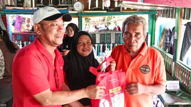 
					Sukadamai Zebua Anggota DPRD Padang Pariaman Ulurkan Tangan Meringankan Beban Masyarakat Terdampak Bencana Banjir di Pasar Usang, Kabupaten Padang Pariaman, Minggu (30/09/2025). 