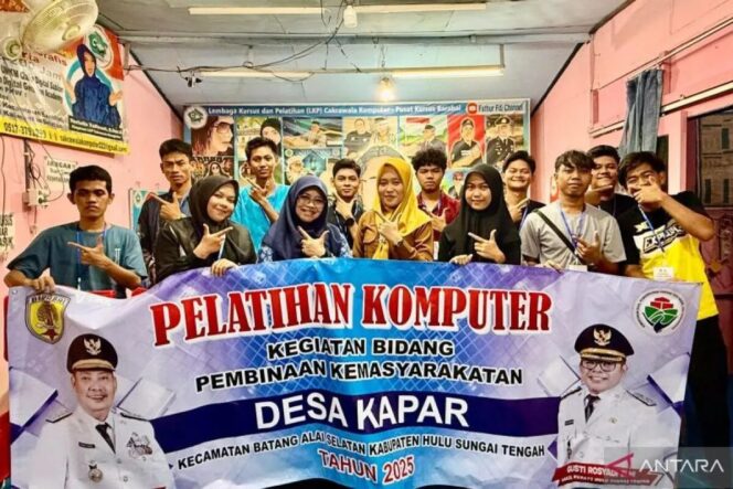 
					Foto bersama dalam rangkaian penutupan pelatihan bagi warga yang dibiayai Pemerintah Desa Kapar, di LPK Cakrawala Komputer, Barabai, Hulu Sungai Tengah, Kalimantan Selatan, Senin (22/12/2025). (Image courtesy: ANTARA)
