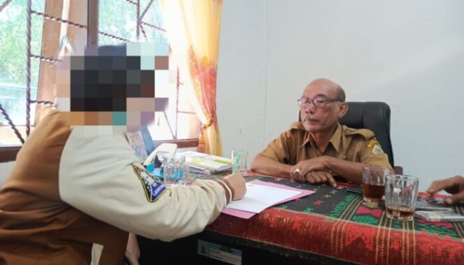 
					OKNUM bidan desa saat menandatangani surat pernyataan di Kantor Desa Sait Nihuta. (Image courtesy: Waspada.id)