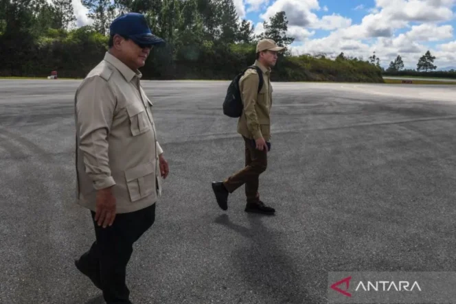 
					Presiden Prabowo Subianto (kiri) tiba di Bandara Raja Sisingamangaraja XII usai mengunjungi Tapanuli Tengah, di Tapanuli Utara, Sumatera Utara, Senin (1/12/2025). Prabowo akan memprioritaskan pengiriman bantuan ke lokasi terdampak banjir di Tapanuli Tengah selanjutnya Presiden akan mengunjungi Kabupaten Aceh Tenggara. ANTARA FOTO/Galih Pradipta.
