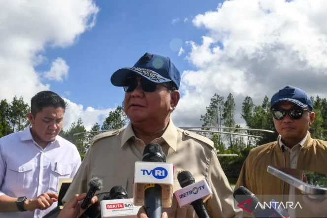 
					Presiden Prabowo Subianto (kiri) didampingi Mensesneg Prasetyo Hadi (kanan) dan Seskab Tedy Indra Wijaya (kiri) menjawab pertanyaan wartawan saat tiba di Bandara Raja Sisingamangaraja XII usai mengunjungi Tapanuli Tengah, di Tapanuli Utara, Sumatera Utara, Senin (1/12/2025). Presiden Prabowo akan memprioritaskan pengiriman bantuan ke lokasi terdampak banjir di Tapanuli Tengah selanjuta Presiden akan mengunjungi Kabupaten Aceh Tenggara. ANTARA FOTO/Galih Pradipta.