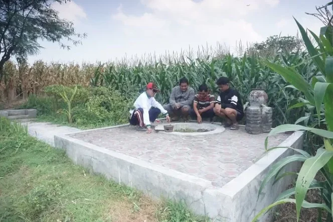 
					Kepala Desa Watugaluh Feryanto bersama warga setempat saat menunjukkan lokasi Sumur Upas di Dusun/Desa Watugaluh. (Image courtesy: Jawa Pos Radar Jombang)