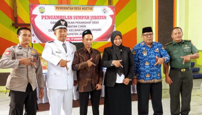 
					Petinggi dan Carik Foto bersama dengan Forkopimcam (Image courtesy: swarapendidikan.co.id)