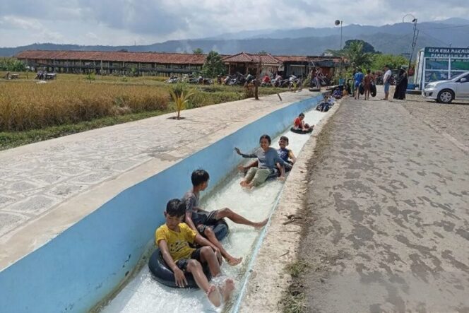 
					Sejumlah anak menikmati wahana tubing mini di Desa Wisata Panembangan, Kecamatan CIlongok, Kabupaten Banyumas, Jawa Tengah, Senin (7/4/2025). (Image courtesy:ANTARA)