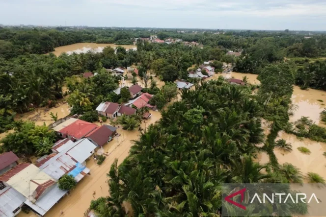 
					Kondisi banjir di Desa Pasi Leuhan, Kecamatan Johan Pahlawan, Meulaboh, Kabupaten Aceh Barat. Hingga Senin (1/12/2025) sebanyak 30.774 jiwa atau 9.477 kepala keluarga (KK) tersebar di 10 kecamatan di kabupaten setempat terdampak banjir. (Image courtesy: ANTARA/HO-BPBD Aceh Barat)