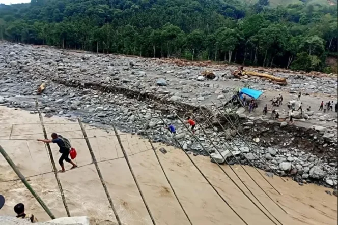 
					Tim relawan Mahasiswa Pecinta Alam (Mapala) Leuser Universitas Syiah Kuala (USK), bersama warga setempat menempuh perjalanan darat ekstrem selama enam jam, hingga berhasil menyalurkan bantuan logistik ke Desa Bergang, (04/12/2025). Foto/Humas Diktisaintek