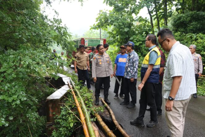 
					Kapolres Wonogiri AKBP Wahyu Sulistyo dan Kepala DPU Kabupaten Wonogiri Prihadi Ariyanto (batik) meninjau jembatan rusak di Desa Ngadipiro, Kecamatan Nguntoronadi, Kabupaten Wonogiri, Kamis (4/12/2025). (Istimewa)