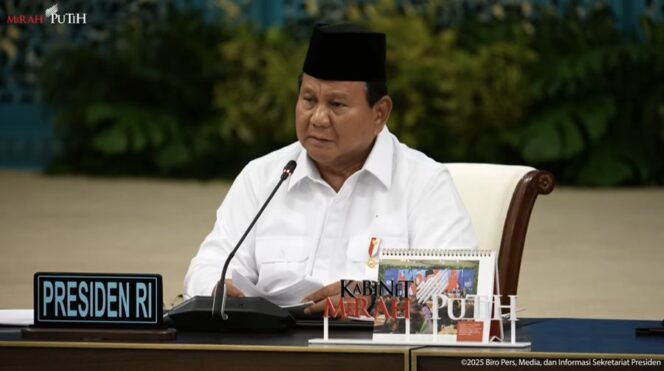 
					Presiden Prabowo Subianto memimpin Sidang Kabinet Paripurna (SKP) yang digelar di Istana Negara, Jakarta, pada Senin (15/12/2025). Sidang tersebut dilaksanakan dalam rangka menghadapi penghujung tahun 2025 sekaligus membahas berbagai perkembangan strategis nasional, termasuk penanganan bencana di sejumlah wilayah Indonesia. 