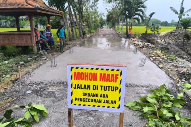 
					Pembangunan rigid beton jalan Desa Sambongrejo-Sumberrejo menggunakan dana Bantuan Keuangan Khusus Desa (BKKD) 2025. (Istimewa)