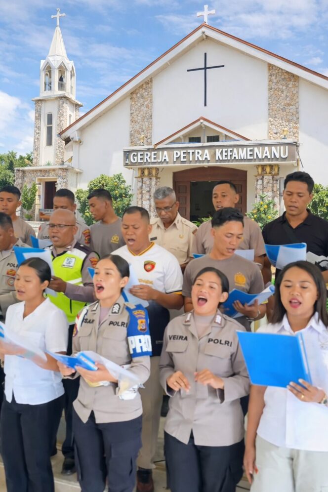 
					Momen geladi resik lagu-lagu Rohani jajaran polres TTU ,(dok, Stifen anggota polres TTU)
