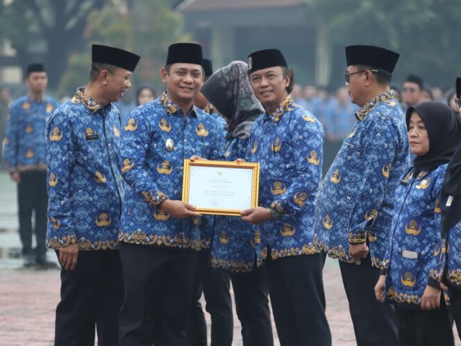 
					Pemerintah Desa Sukaraya, Kecamatan Karangbahagia berhasil menorehkan prestasi gemilang mengharumkan nama Kabupaten Bekasi. Desa Sukaraya dinobatkan sebagai desa berkinerja terbaik dalam pelaksanaan Anugerah Gapura Sri Baduga (AGSB) tingkat kabupaten kota di Provinsi Jawa Barat tahun 2025. (Image courtesy : bekasikab go id)