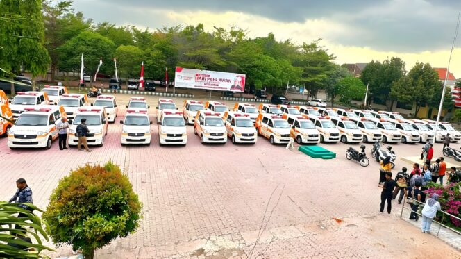 
					(Dok. Media Jatim) 38 Ambulans diparkir di halaman belakang Kantor Pemerintah Kabupaten Situbondo.