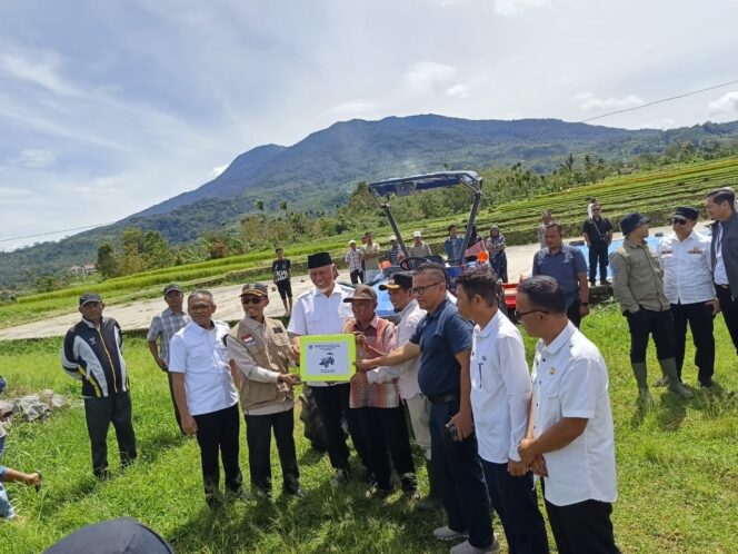 
					Wali Nagari Koto Gadang Guguak: Traktor Baru Semangati Petani