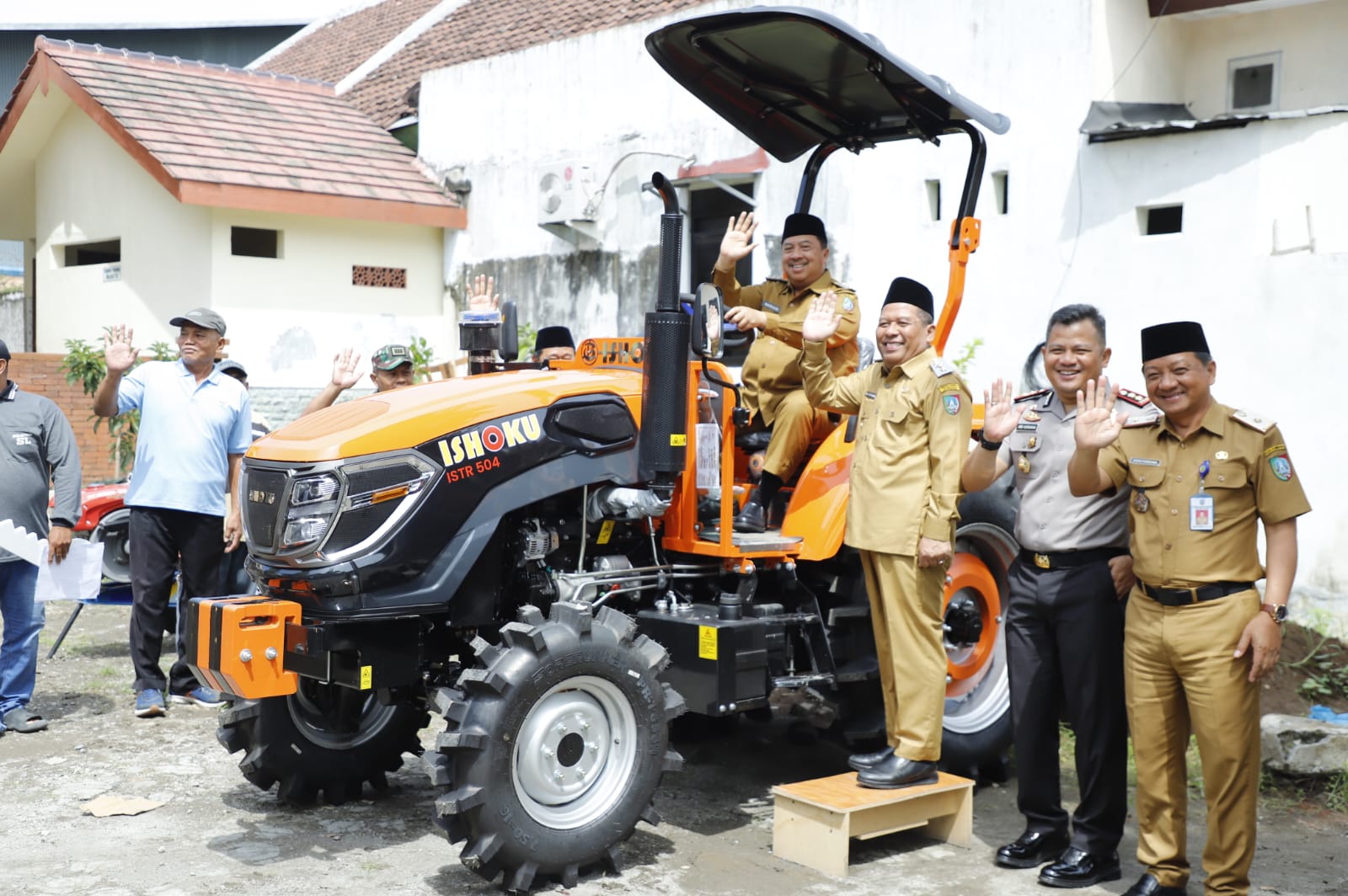 Bupati Warsubi Serhakan Bantuan Alsintan