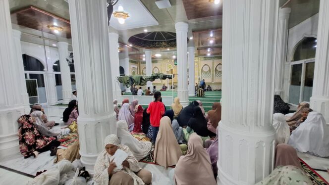 
					Masyarakat Durian Rampak, Kecamatan Susoh, Kabupaten Aceh Barat Daya (Abdya), menggelar peringatan Israk Mikraj 1447 Hijriah / 2026 Masehi, yang berlangsung di Masjid Baitul Qahhar desa setempat, Kamis (15/1/2026) malam. (Foto: Dok Desa Merdeka / Salman)