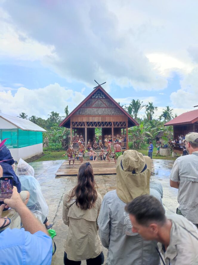 
					Mentawai Bukan Sekadar Ombak: Turis Prancis ‘Sihir’ Siberut