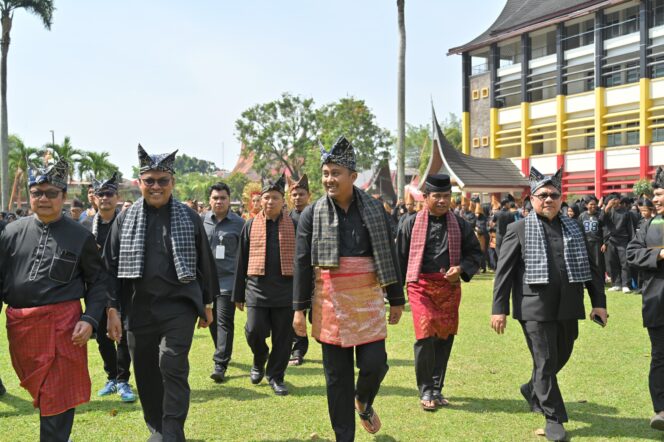 
					Silek Minang Jadi Ekskul Wajib: Sekolah Formal Kini “Berguru” pada Adat