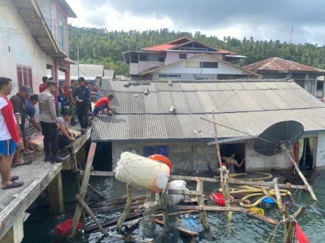 
					Kepolisian Sektor (Polsek) Palmatak, Polres Kepulauan Anambas, menunjukkan respons cepat dalam membantu warga yang tertimpa musibah rumah roboh di Desa Ladan, Kecamatan Palmatak, Sabtu (24/1/2026).