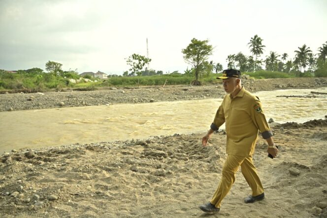 
					Gubernur Sumbar Terjang Sungai Demi Atasi Krisis Air Padang