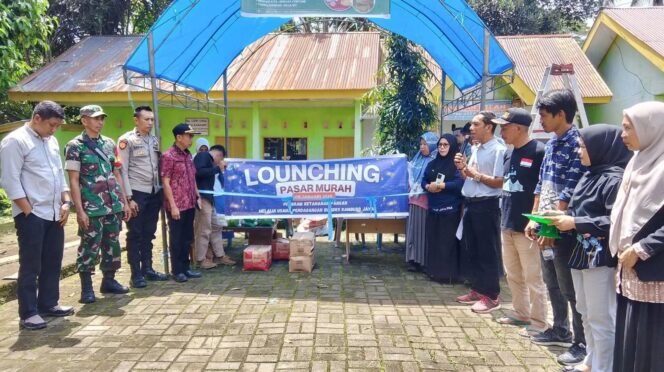
					Kepala Desa Kambuno Syahrullah Syam bersama jajaran Pemerintah Desa dan BUMDes saat melaunching kegiatan pasar murah. (Fitriani.S)