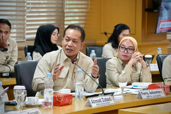 
					Menkop Ferry dalam Rapat Kerja (Raker) bersama Komite IV Dewan Perwakilan Daerah (DPD) RI di Senayan, Selasa (20/1).