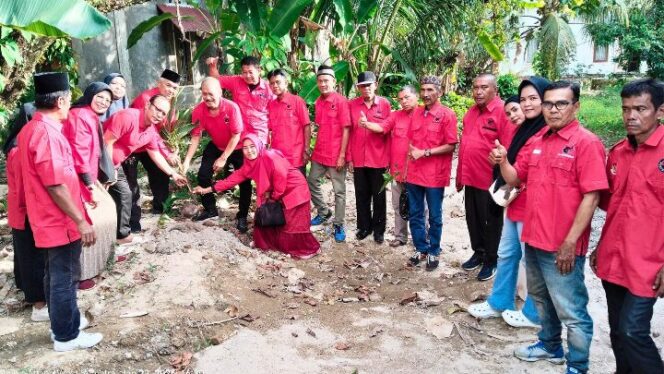 
					HUT Megawati, DPC PDI Perjuangan Padang Pariaman Ajak Kader Rawat Pertiwi, Jum'at (23/01) di Kantor DPC PDI-P Padang Pariaman. 