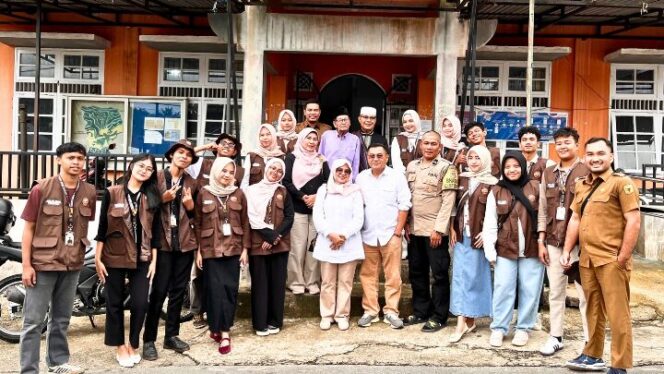 
					Foto Bersama Mahasiswa KKN-TV PNP dengan Wali Nagari dan Perangkat Nagari Supayang, Kecamatan Salimpauang, Kabupaten Tanah Datar, Sumatera Barat. 