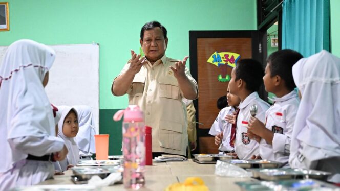 
					Presiden Prabowo Subianto kembali meninjau langsung pelaksanaan program makan bergizi gratis (MBG) di sekolah, Senin (10/2/2025). (Biro Pers Kepresidenan).
