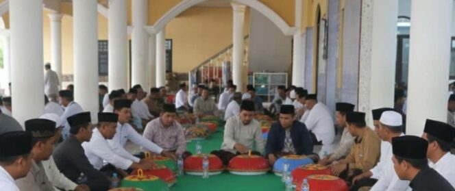 
					Suasana Nganggung seperti Lebaran, salah satu rangkaian kegiatan Tradisi Ruah Kubur di Desa Keretak, Kabupaten Bangka Tengah. (Foto: RRI)