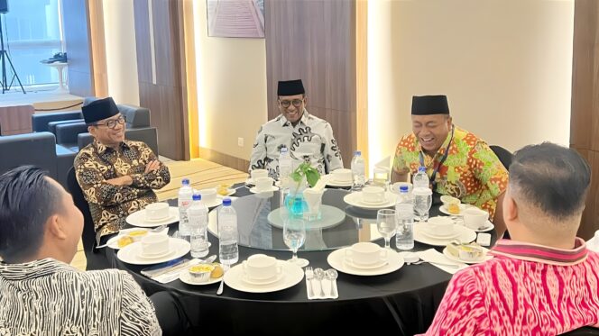 
					Bupati Situbondo Yusuf Rio Wahyu Prayogo (batik hijau kombinasi oranye) bersama beberapa kepala daerah saat menemui Mendes PDT Yandri Susanto (batik cokelat) di kantor kementerian setempat, Jakarta (21/1/2026).