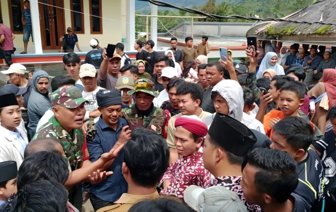 
					Warga Desa Sirnarasa saat mendatangi Kantor Desa. Senin, (19012026).
