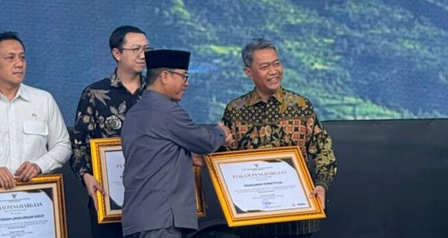 Mahkamah Konstitusi Republik Indonesia (MKRI) menerima penghargaan dari Kementerian Desa, Pembangunan Daerah Tertinggal, dan Transmigrasi (Kemendesa PDT) dalam rangkaian puncak Peringatan Hari Desa Nasional Tahun 2026.