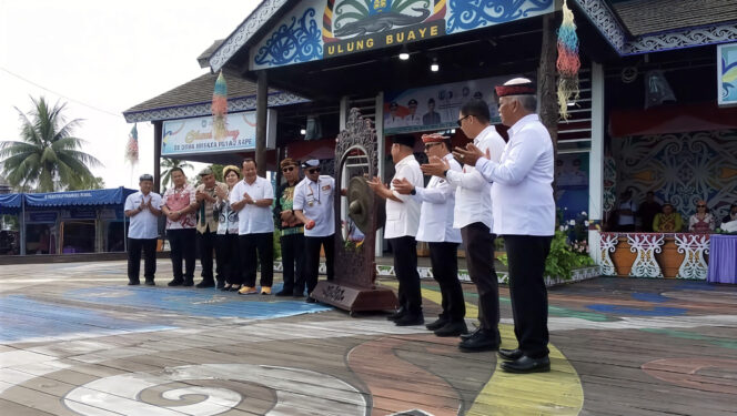
					Pemukulan gong oleh gubernur Kalimantan Utara, Zainal A Paliwang didampingi Kepala/Wakil Kepala Daerah se-Kaltara, sebagai tanda dibukanya peringatan Hari Otonomi Desa Provinsi Kalimantan Utara di Desa Wisata Pulau Sapi, Kecamatan Mentarang, Kabupaten Malinau, Rabu (28/1/2026). (Image courtesy: RRI).