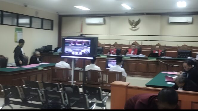 
					Para Terdakwa: Imam Jamiin (Kades Kalirong, Kecamatan Tarokan), Darwanto (Kades Pojok, Kecamatan Wates), dan Sutrisno (Kades Mangunrejo, Kecamatan Ngadiluwih)