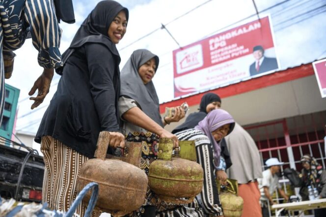 
					Sejumlah warga antre untuk membeli gas elpiji 3 kilogram saat peluncuran Koperasi Merah Putih di Lempake, Samarinda, Kalimantan Timur, Senin (21/7/2025).