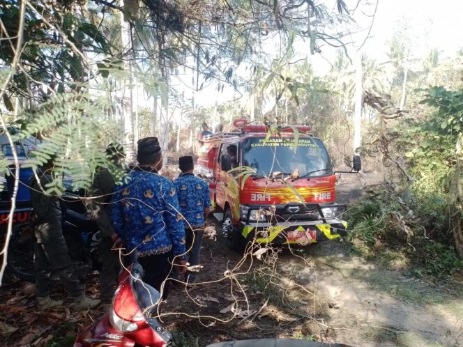 
					Mobil pemadam kebakaran Pemda Parigi Moutong melakukan menyemprotan air untuk memadamkan api menghanguskan kebun warga di Desa Towera, Kamis, (5/02/2026). F-HUMAS POLRES PARIGI MOUTONG.