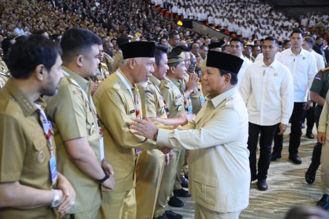 
					Gubernur Sumbar Bisiki Presiden Prabowo: Terima Kasih Dukung Bencana Sumbar