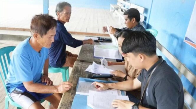 
					Petugas BPN Bulungan menyerahkan sertifikat kepada masyarakat Desa Naha Aya. (DOK BPN BULUNGAN)