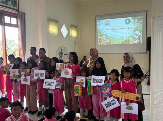 
					Bukan Kuno, Siswa SDN 01 Asinan Belajar Jadi “CEO” Jamu
