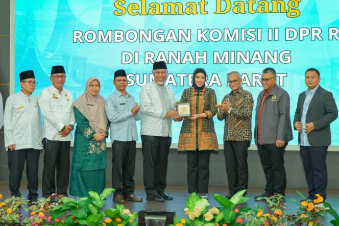 
					Mahyeldi Tagih Dana Pusat Demi Pulihkan Sumbar Pascabencana