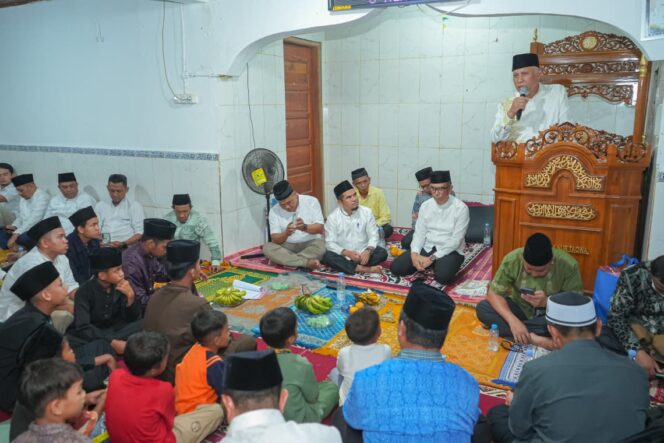 
					Gubernur Mahyeldi Susuri Jalan Berbatu Sambangi Korban Banjir Solok