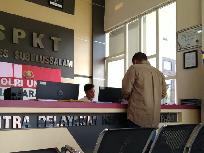 
					Ir Netap Ginting membuat laporan ke SPKT Polres Subulussalam.
