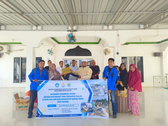 
					Tim Pengabdian Kepada Masyarakat melaksanakan kegiatan distribusi perangkat ibadah bagi masyarakat terdampak di Desa Tualang Baro, Kecamatan Manyak Payed, Kabupaten Aceh Tamiang. (Foto: Ist)