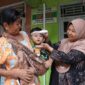 Pos Kesehatan Desa (PKD) Sumingkir, Kecamatan Kedungbanteng, Kabupaten Tegal, kini tampak lebih hidup. Selain layanan kesehatan rutin, kegiatan posyandu juga diwarnai penyuluhan tentang stimulasi anak. (HO-Tanoto Foundation)
