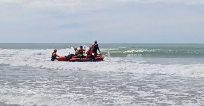 
					Proses pencarian korban di laut Timor pantai selatan