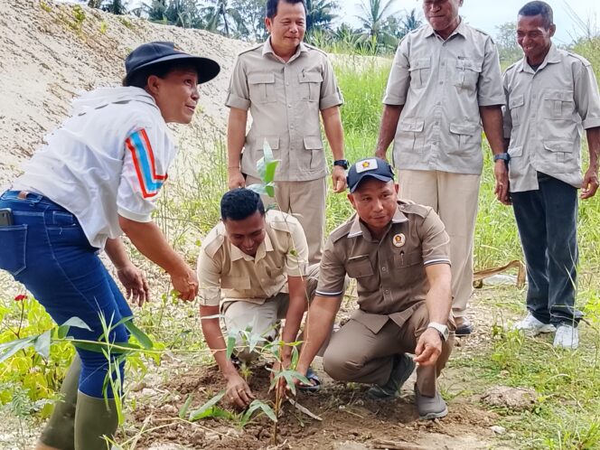 
					Kades Naimana, Wakil Ketua II DPRD kabupaten Malaka dan Ketua DPC Partai Gerindra Malaka, simbolis tanam anakan Bambu di tanggul Naimana, (foto Istimewa)