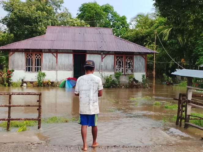 
					Salah seorang warga desa Wederok, sedang melakukan pembersihan sampah yang tersumbat di drainase yang membuat air meluap kedalam rumah, (Foto istimewa)